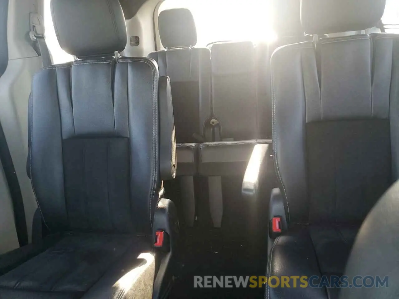 10 Photograph of a damaged car 2C4RDGCG1KR545405 DODGE CARAVAN 2019