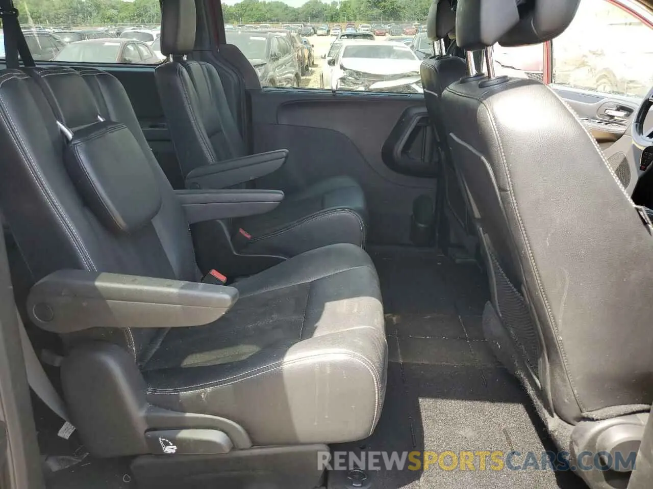 10 Photograph of a damaged car 2C4RDGCG1KR617414 DODGE CARAVAN 2019