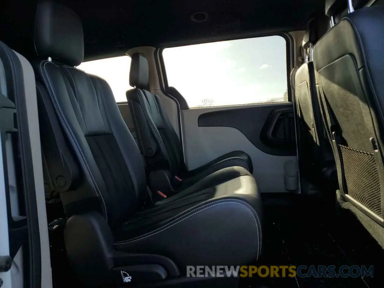 11 Photograph of a damaged car 2C4RDGCG3KR725405 DODGE CARAVAN 2019