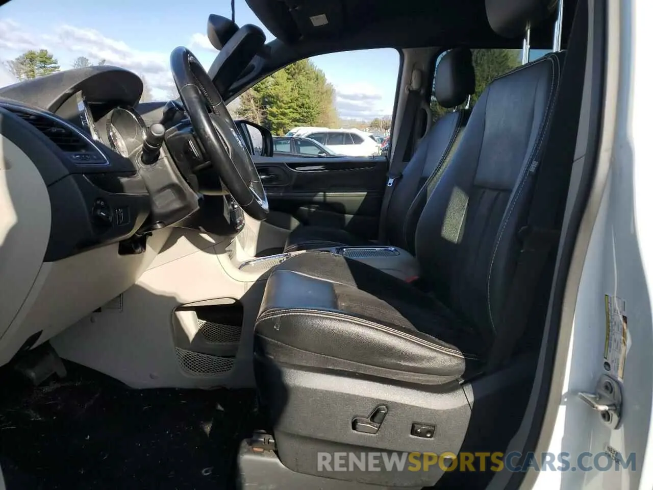 7 Photograph of a damaged car 2C4RDGCG3KR725405 DODGE CARAVAN 2019