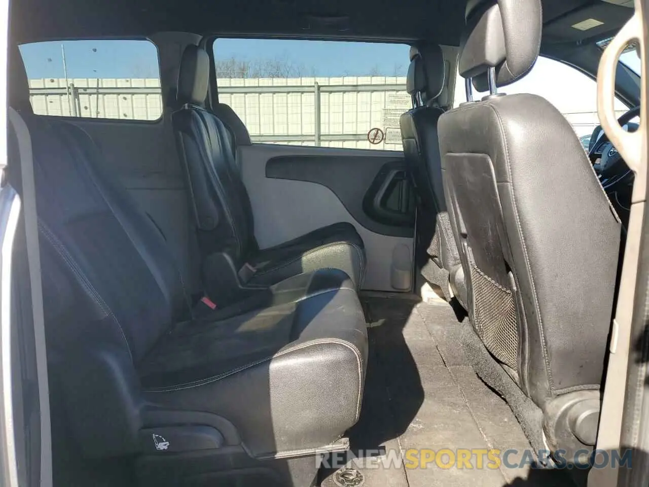 11 Photograph of a damaged car 2C4RDGCG3KR798287 DODGE CARAVAN 2019