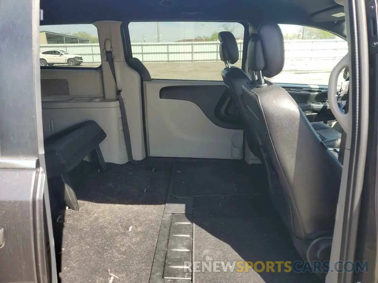 11 Photograph of a damaged car 2C4RDGCG4KR726241 DODGE CARAVAN 2019