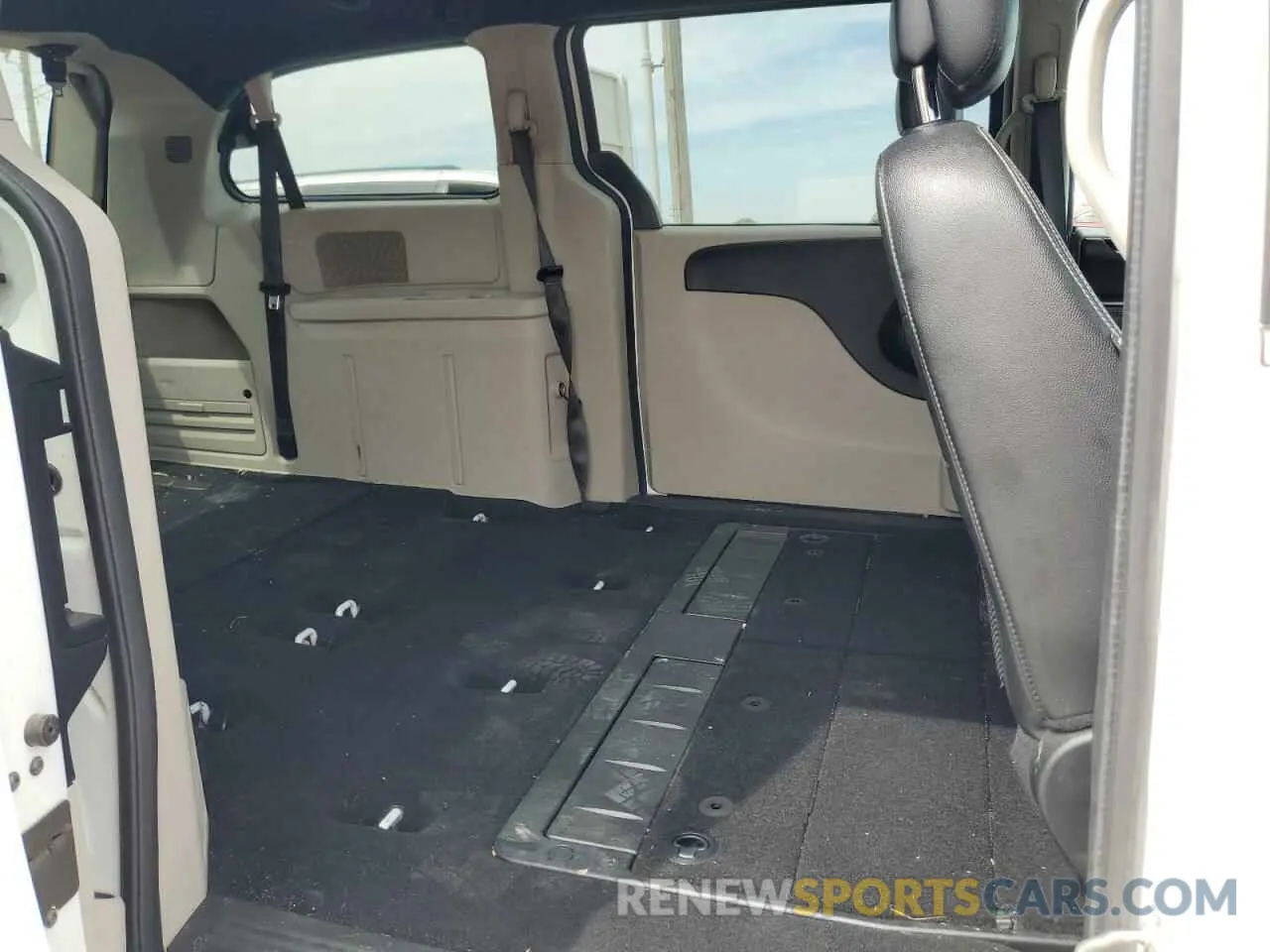 11 Photograph of a damaged car 2C4RDGCG5KR621790 DODGE CARAVAN 2019