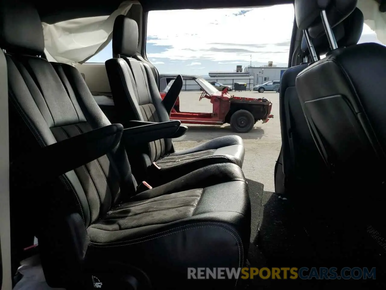 11 Photograph of a damaged car 2C4RDGCG5KR656426 DODGE CARAVAN 2019