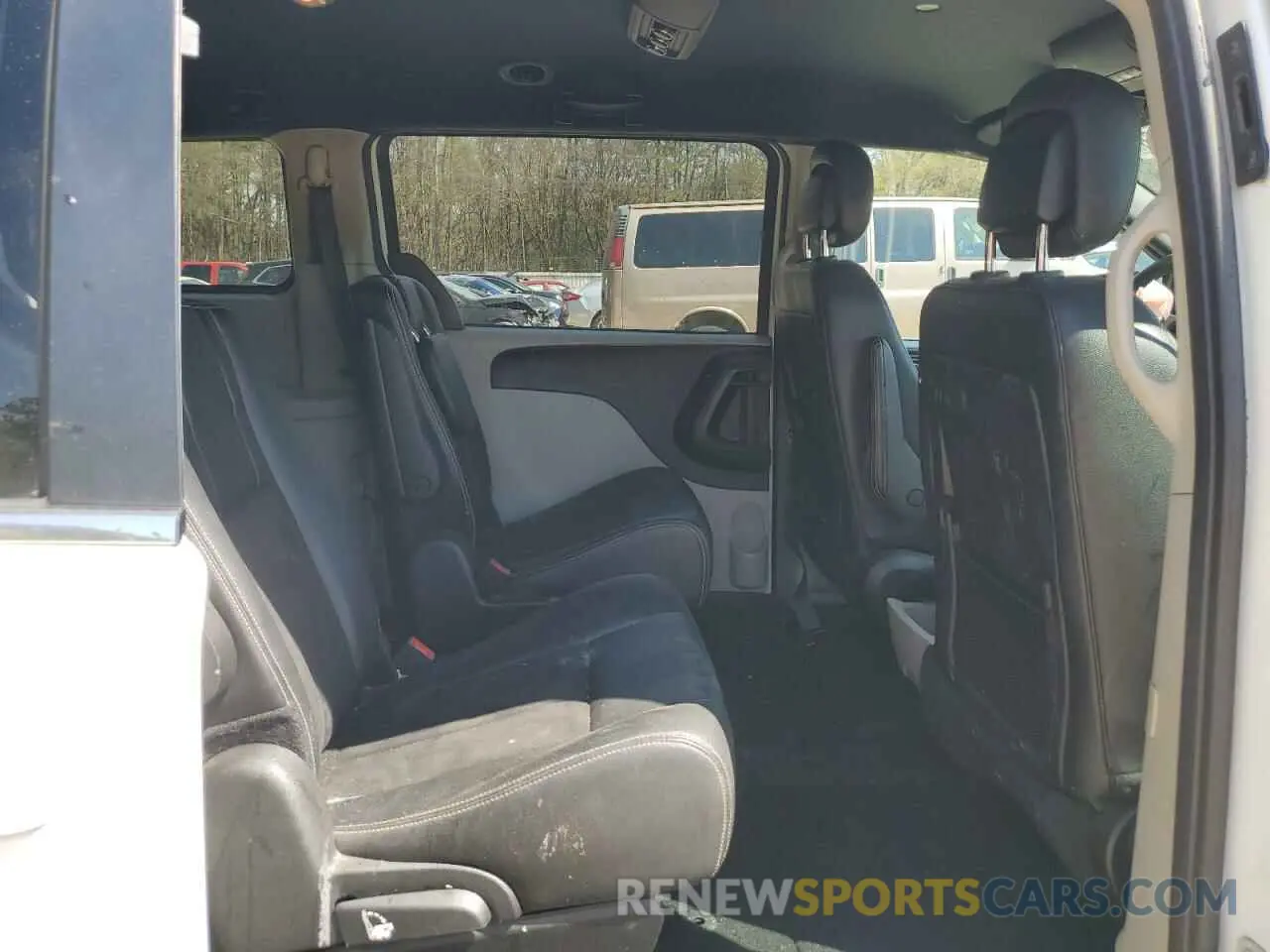 11 Photograph of a damaged car 2C4RDGCG6KR632460 DODGE CARAVAN 2019