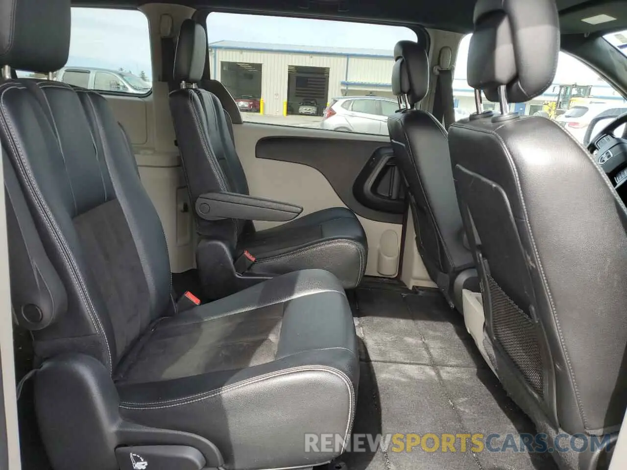 11 Photograph of a damaged car 2C4RDGCG7KR682414 DODGE CARAVAN 2019
