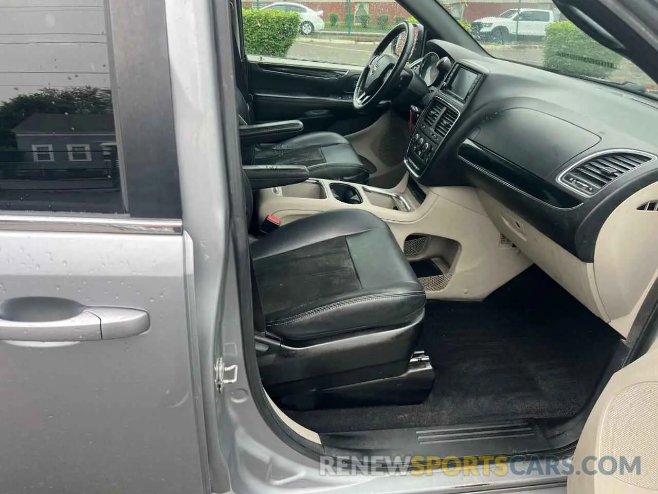5 Photograph of a damaged car 2C4RDGCG8KR675049 DODGE CARAVAN 2019