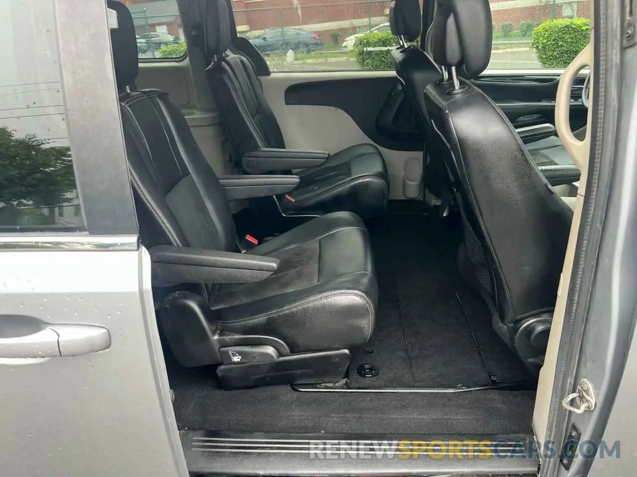 6 Photograph of a damaged car 2C4RDGCG8KR675049 DODGE CARAVAN 2019