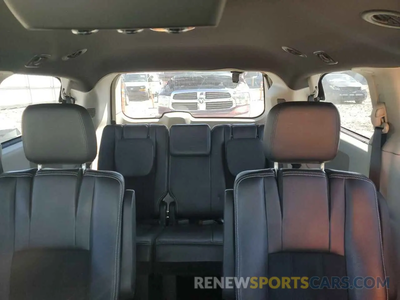 10 Photograph of a damaged car 2C4RDGCG8KR724329 DODGE CARAVAN 2019