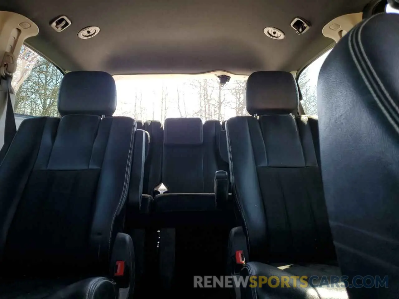 10 Photograph of a damaged car 2C4RDGCG8KR802897 DODGE CARAVAN 2019