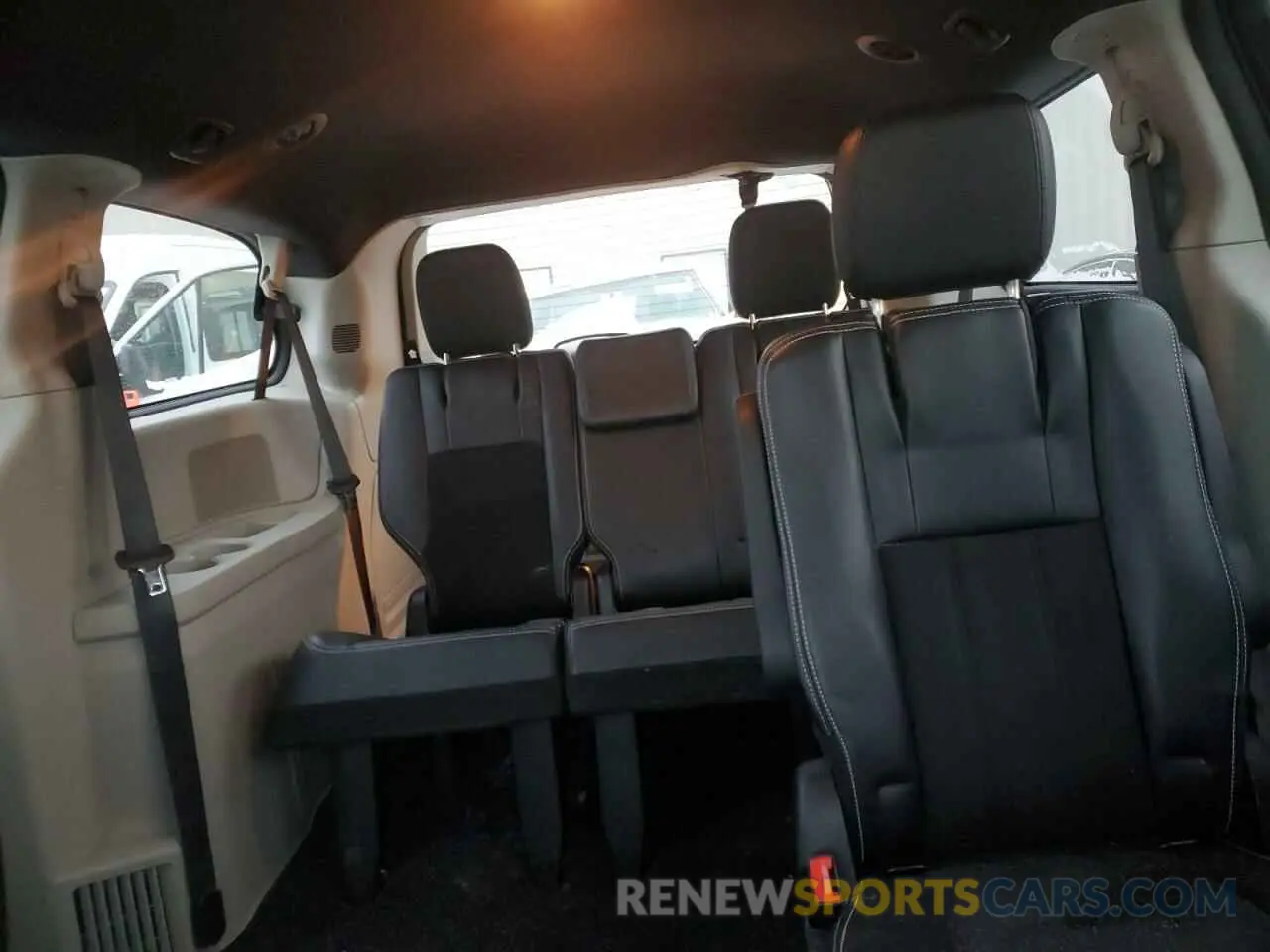 10 Photograph of a damaged car 2C4RDGCG9KR511518 DODGE CARAVAN 2019