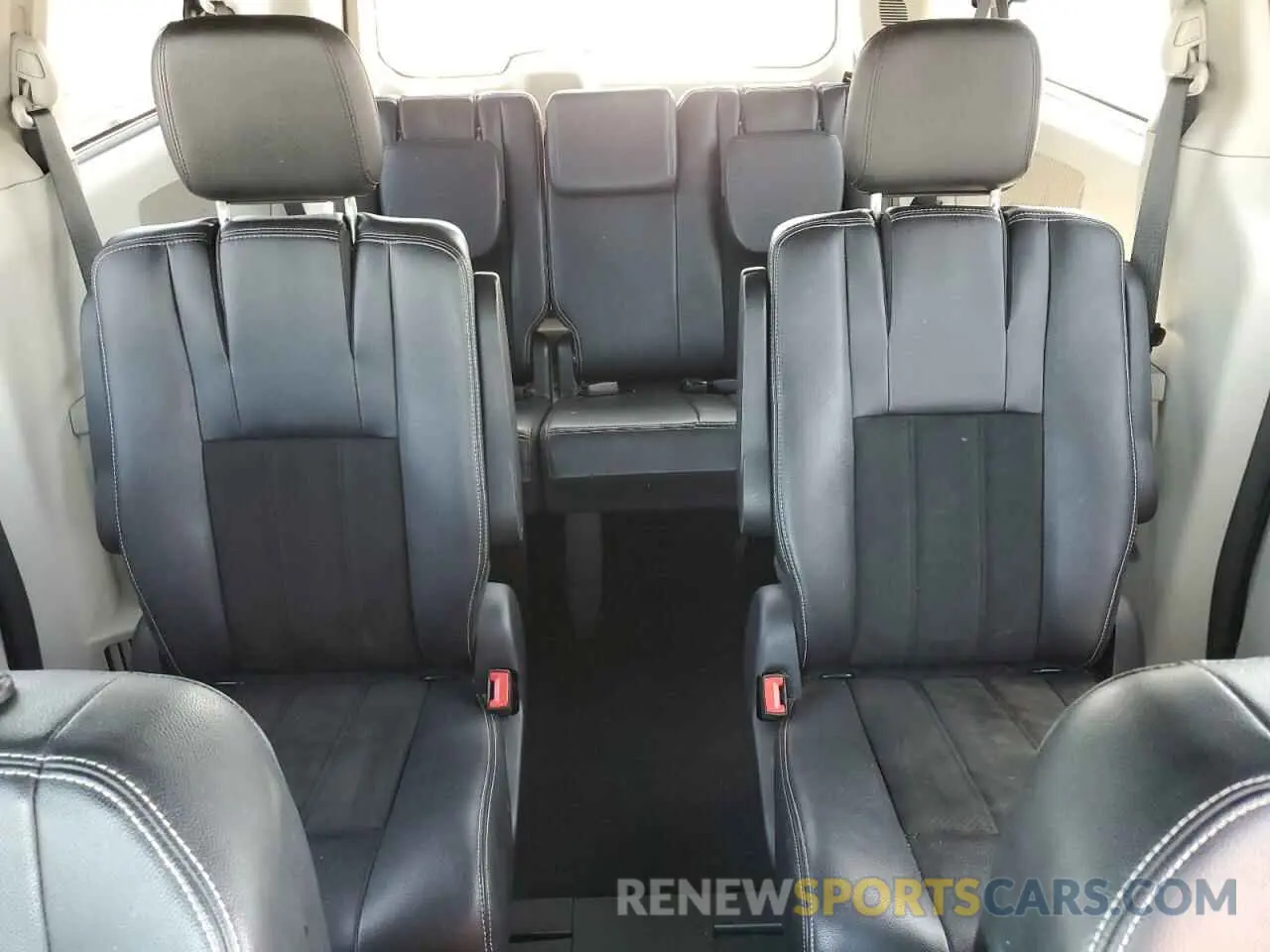 10 Photograph of a damaged car 2C4RDGCG9KR759302 DODGE CARAVAN 2019