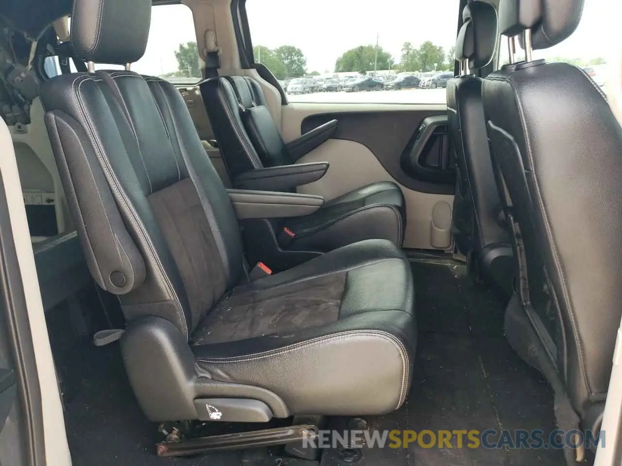 11 Photograph of a damaged car 2C4RDGCGXKR585398 DODGE CARAVAN 2019