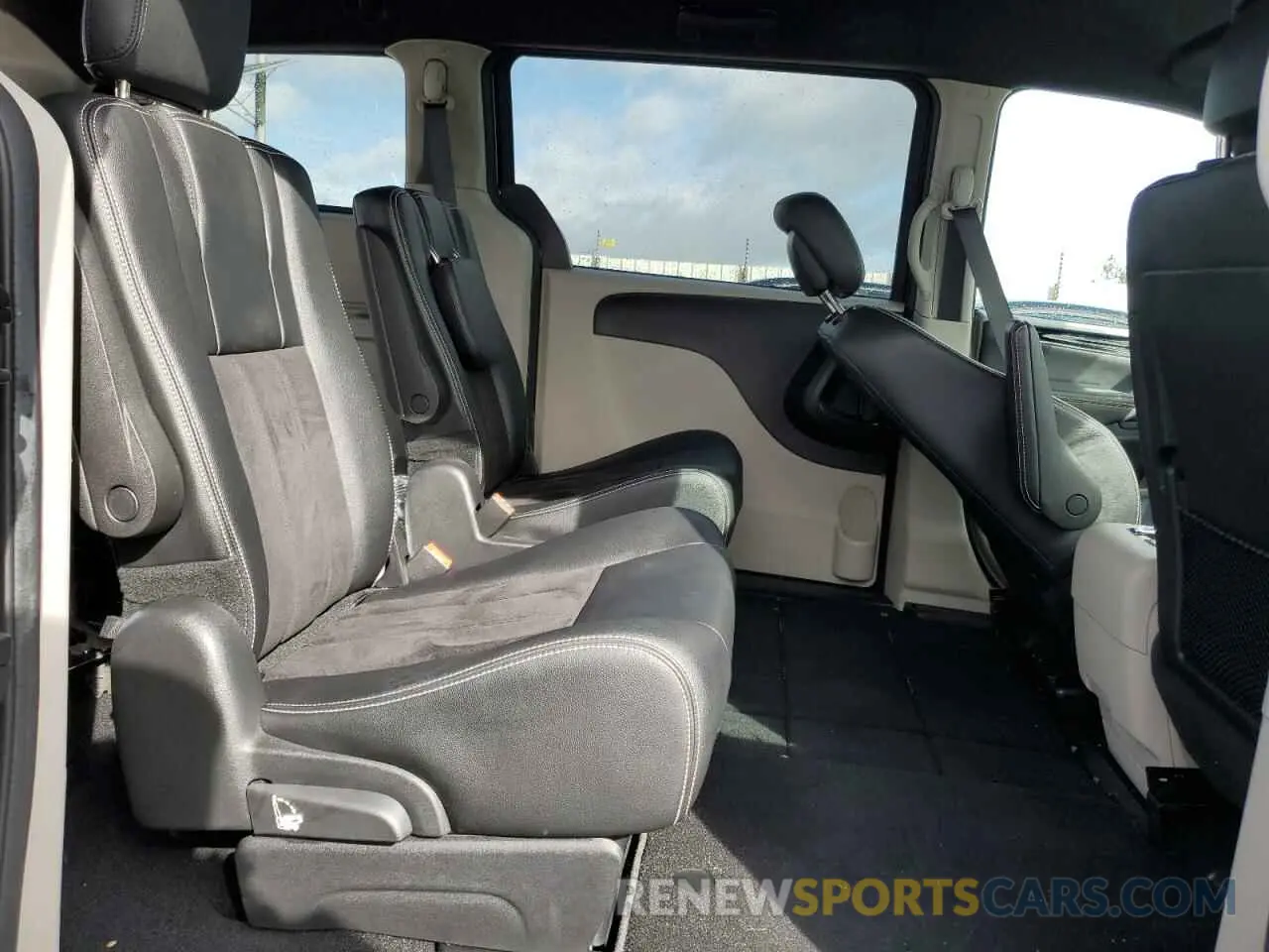11 Photograph of a damaged car 2C4RDGCGXKR690443 DODGE CARAVAN 2019