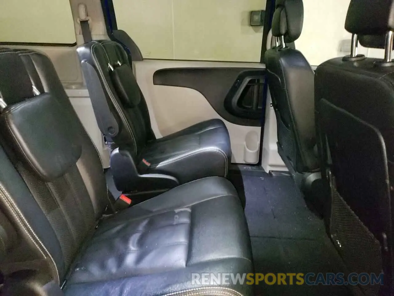 11 Photograph of a damaged car 2C4RDGDG0KR645736 DODGE CARAVAN 2019