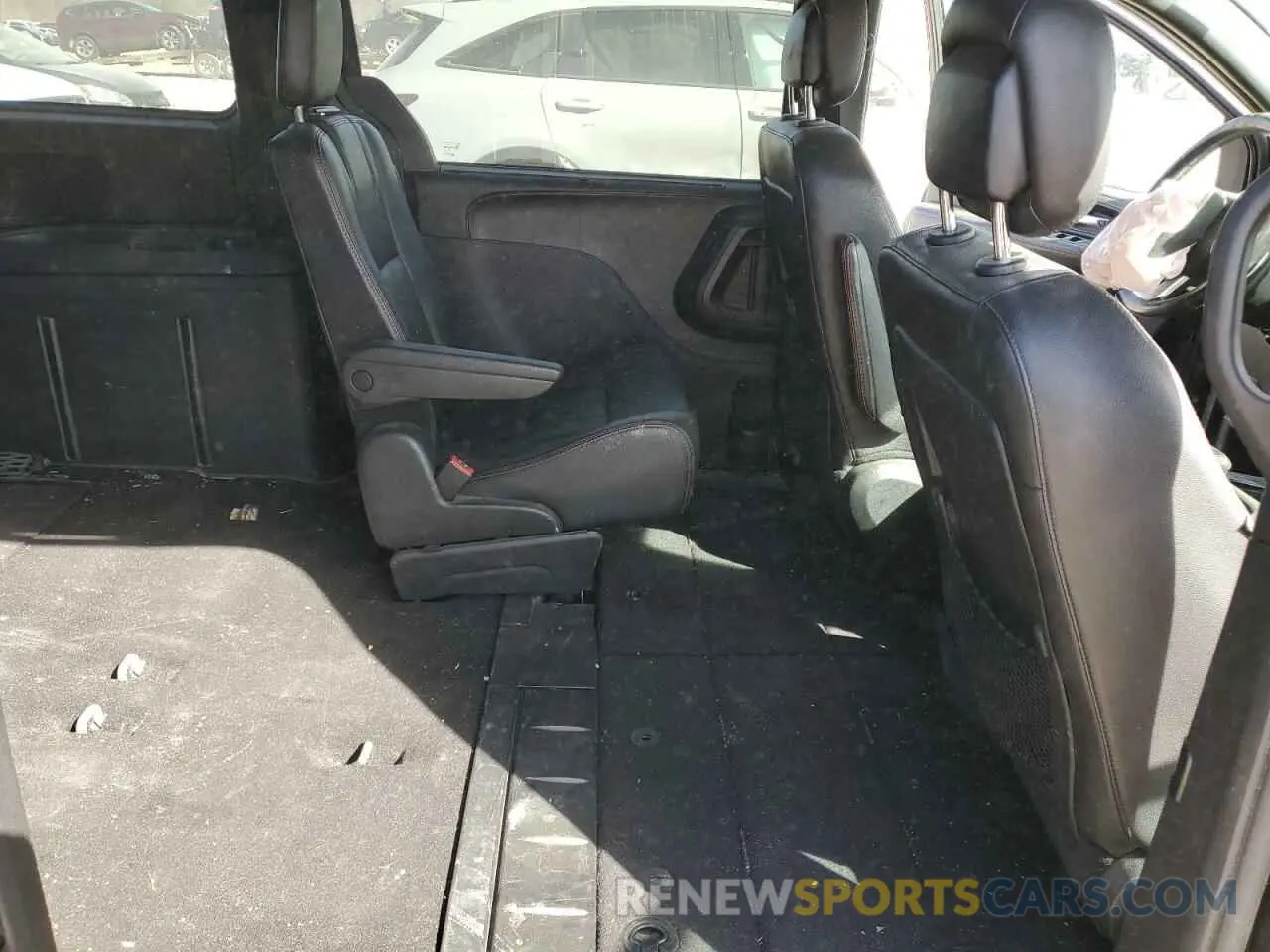 11 Photograph of a damaged car 2C4RDGEG0KR663734 DODGE CARAVAN 2019