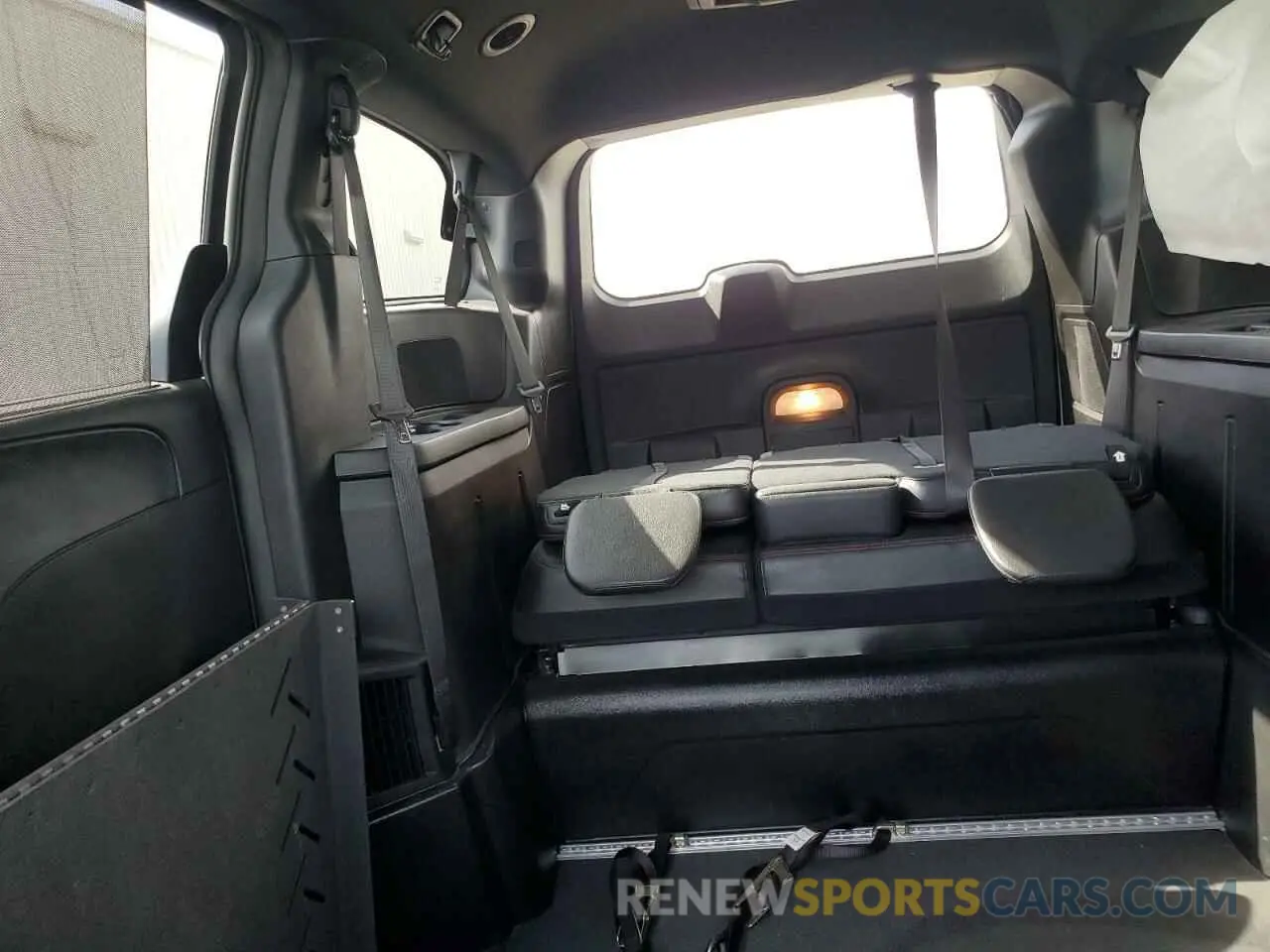 10 Photograph of a damaged car 2C4RDGEG3KR535522 DODGE CARAVAN 2019
