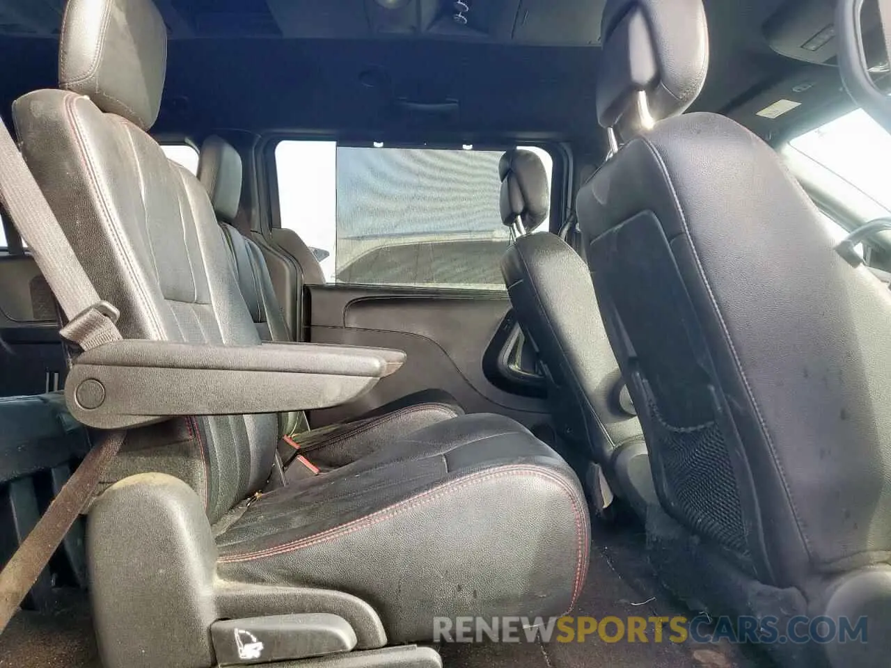 11 Photograph of a damaged car 2C4RDGEG8KR658216 DODGE CARAVAN 2019