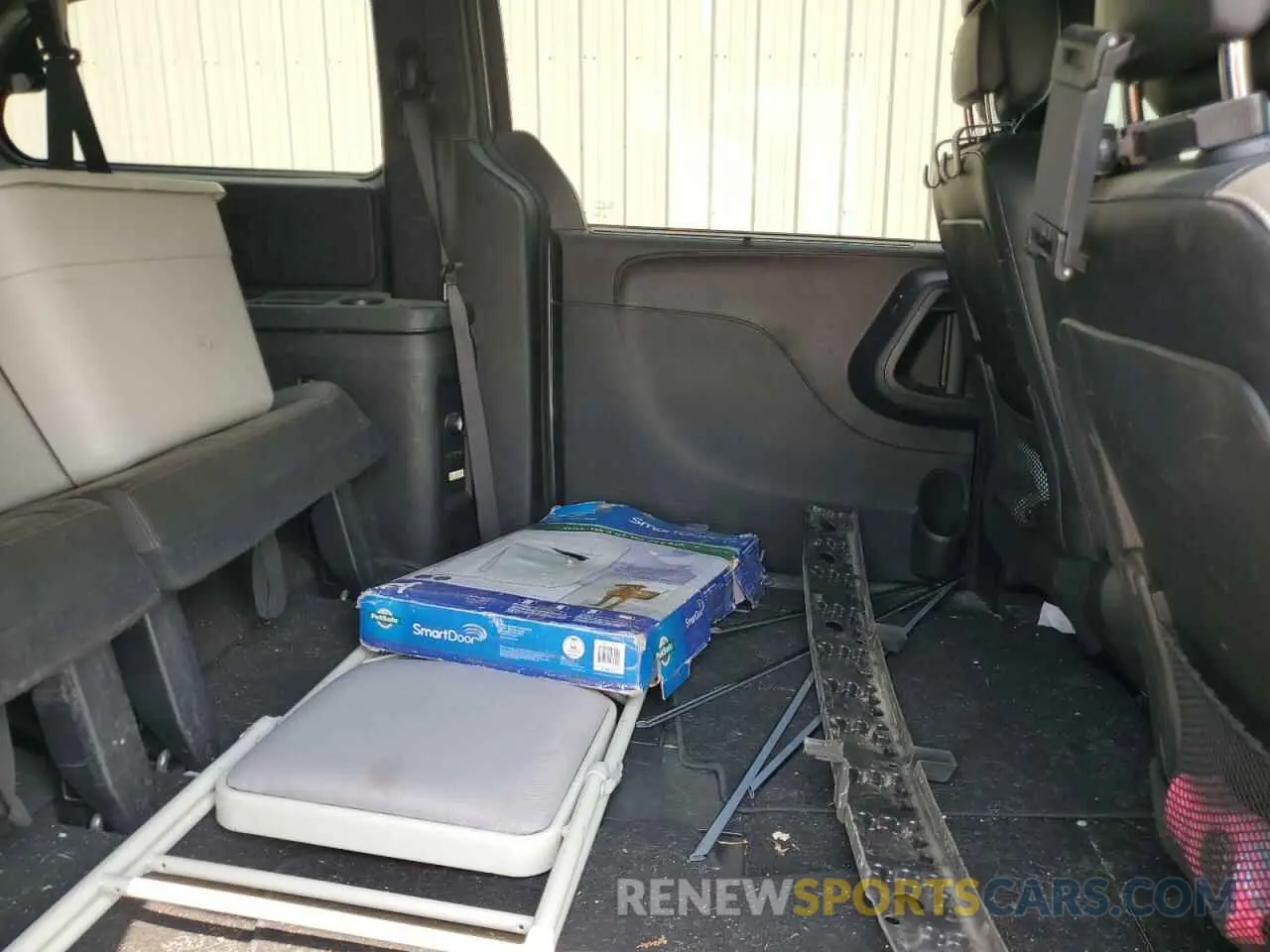 11 Photograph of a damaged car 2C4RDGEG9KR646835 DODGE CARAVAN 2019