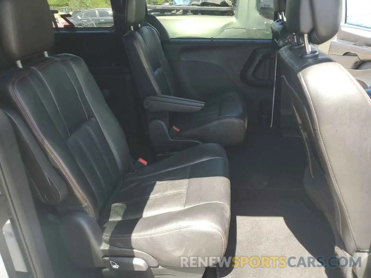 11 Photograph of a damaged car 2C4RDGEG9KR663165 DODGE CARAVAN 2019