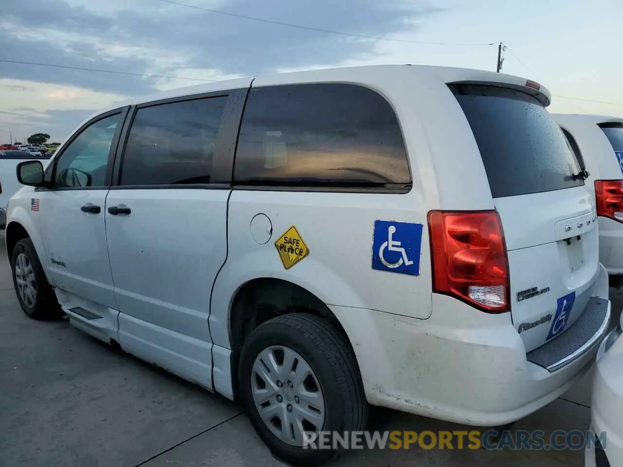 2 Photograph of a damaged car 2C7WDGBG1KR699720 DODGE CARAVAN 2019
