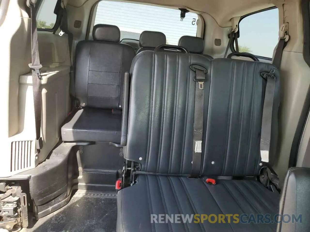 10 Photograph of a damaged car 2C7WDGBG1KR699734 DODGE CARAVAN 2019