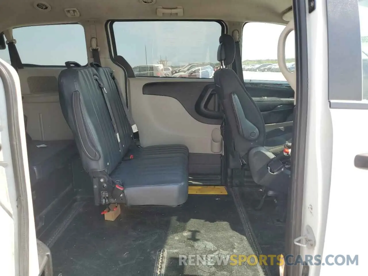 11 Photograph of a damaged car 2C7WDGBG1KR699734 DODGE CARAVAN 2019