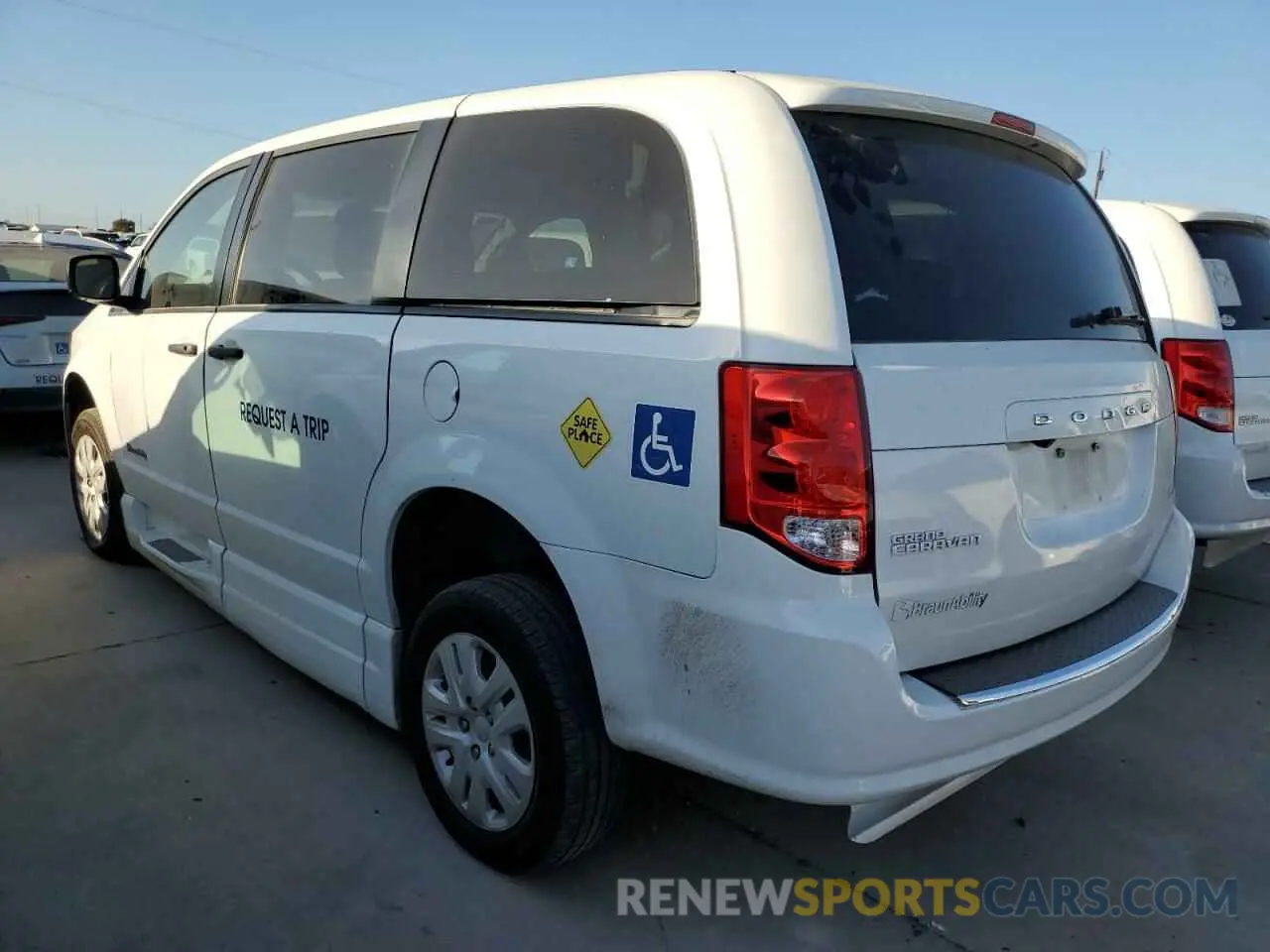2 Photograph of a damaged car 2C7WDGBG1KR699734 DODGE CARAVAN 2019