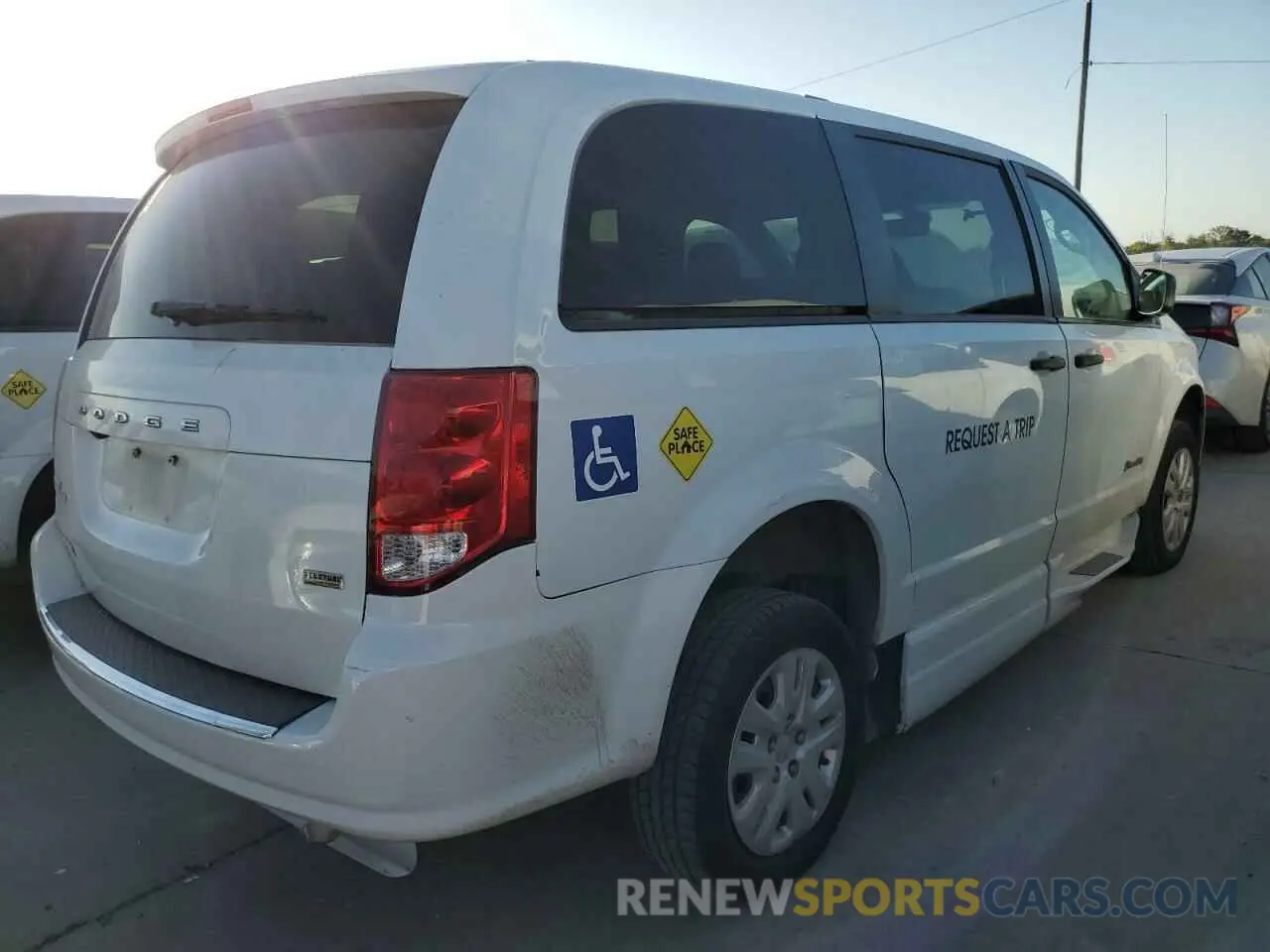 3 Photograph of a damaged car 2C7WDGBG1KR699734 DODGE CARAVAN 2019