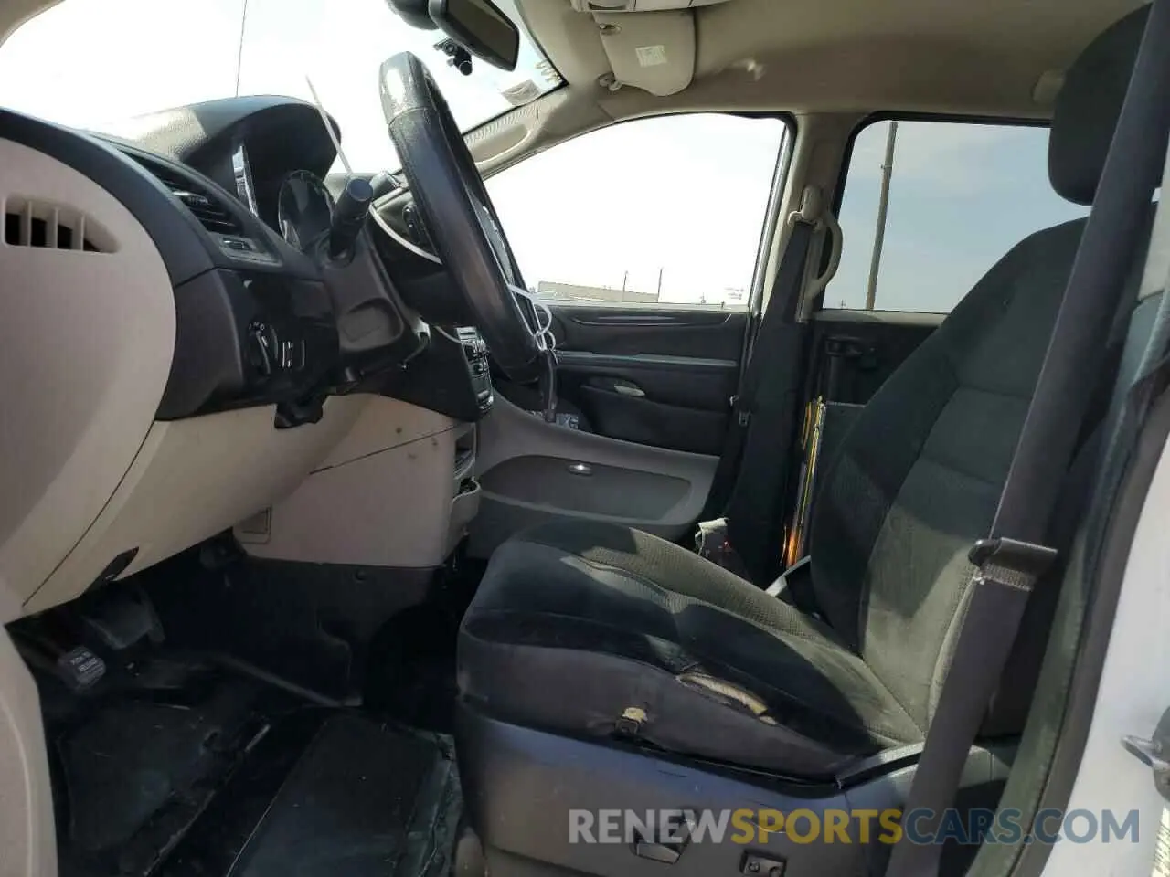 7 Photograph of a damaged car 2C7WDGBG1KR699734 DODGE CARAVAN 2019