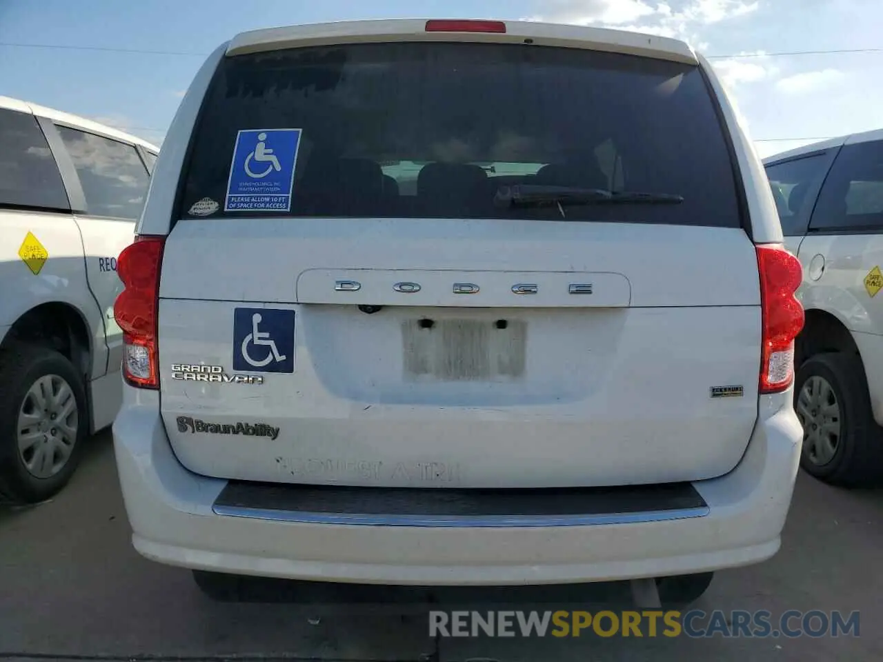 6 Photograph of a damaged car 2C7WDGBG1KR728472 DODGE CARAVAN 2019