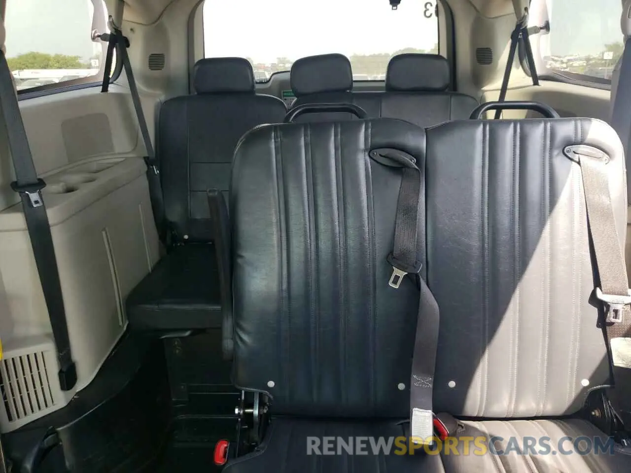 10 Photograph of a damaged car 2C7WDGBG4KR698870 DODGE CARAVAN 2019