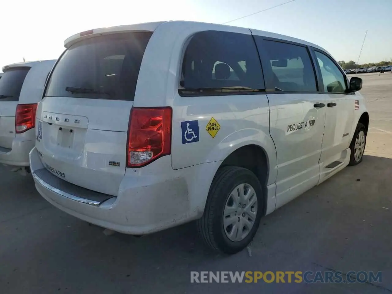 3 Photograph of a damaged car 2C7WDGBG4KR698870 DODGE CARAVAN 2019