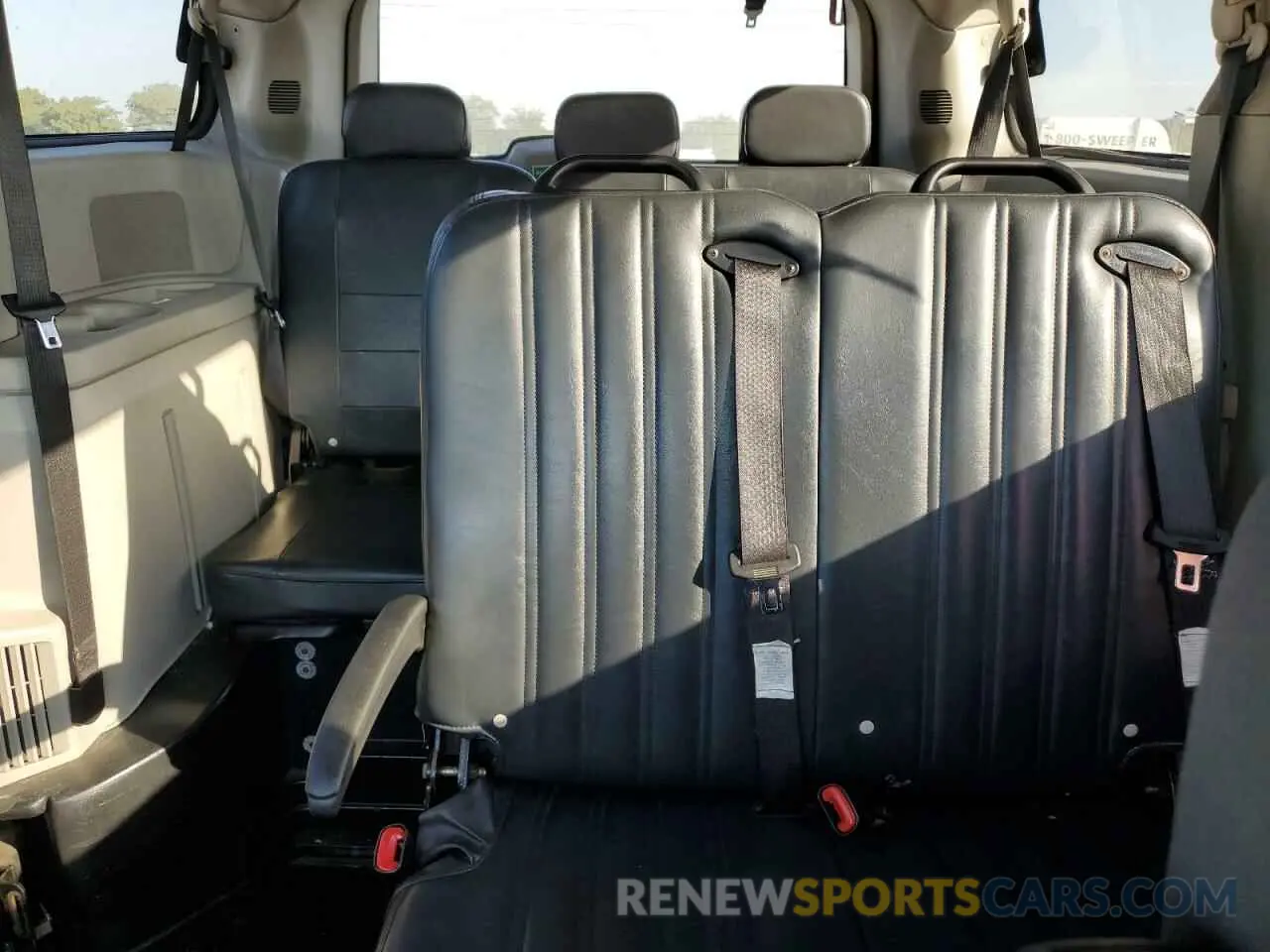 10 Photograph of a damaged car 2C7WDGBG4KR699730 DODGE CARAVAN 2019