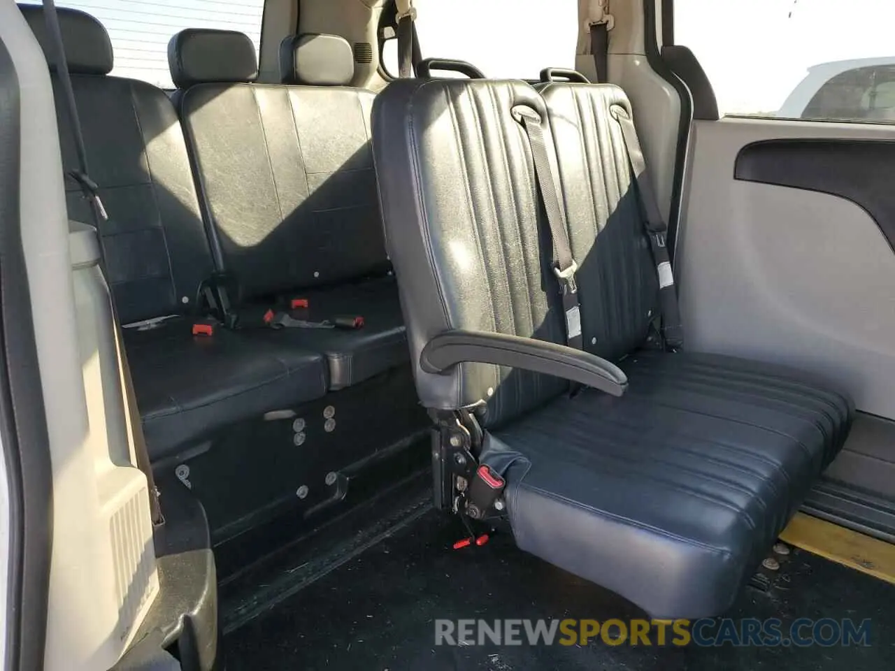 11 Photograph of a damaged car 2C7WDGBG4KR699730 DODGE CARAVAN 2019