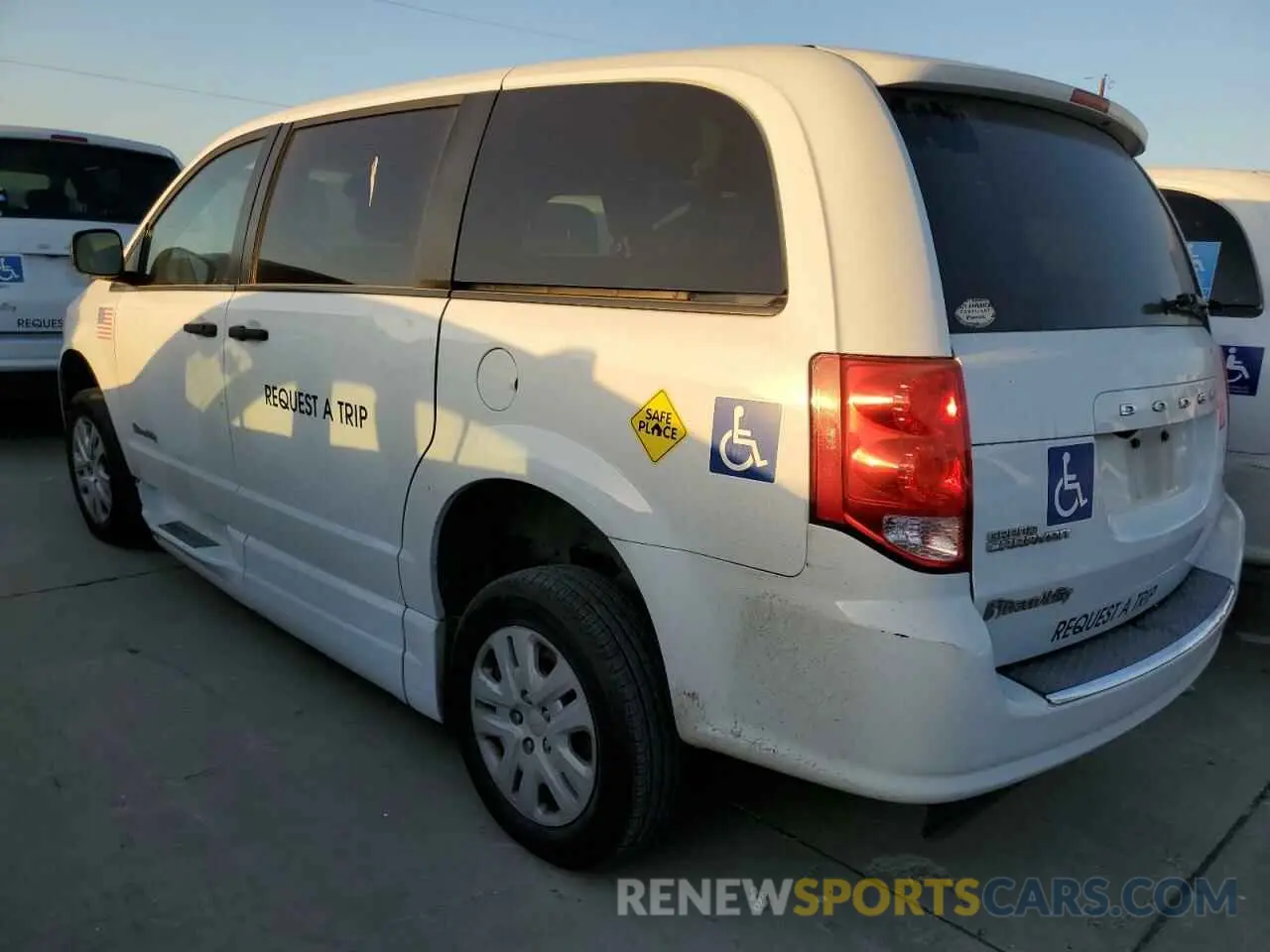 2 Photograph of a damaged car 2C7WDGBG4KR699730 DODGE CARAVAN 2019