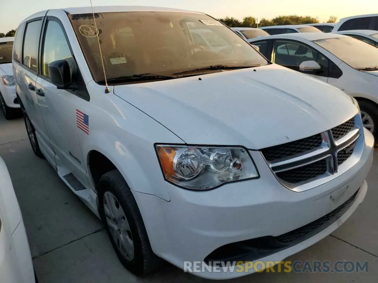 4 Photograph of a damaged car 2C7WDGBG4KR699730 DODGE CARAVAN 2019