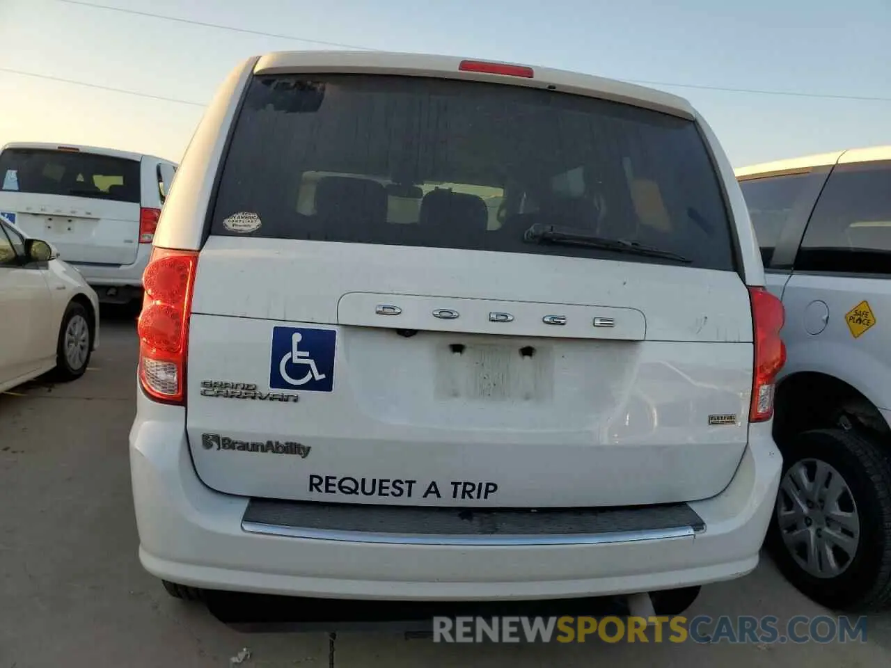 6 Photograph of a damaged car 2C7WDGBG4KR699730 DODGE CARAVAN 2019