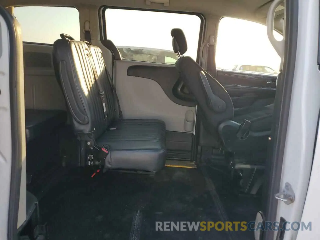 11 Photograph of a damaged car 2C7WDGBG5KR728443 DODGE CARAVAN 2019