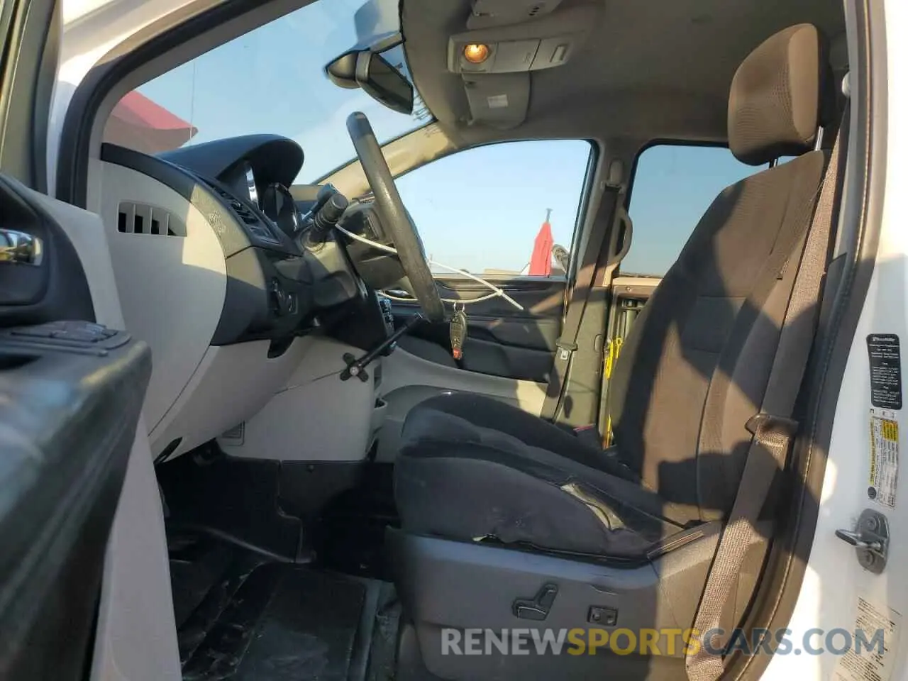 7 Photograph of a damaged car 2C7WDGBG5KR728443 DODGE CARAVAN 2019