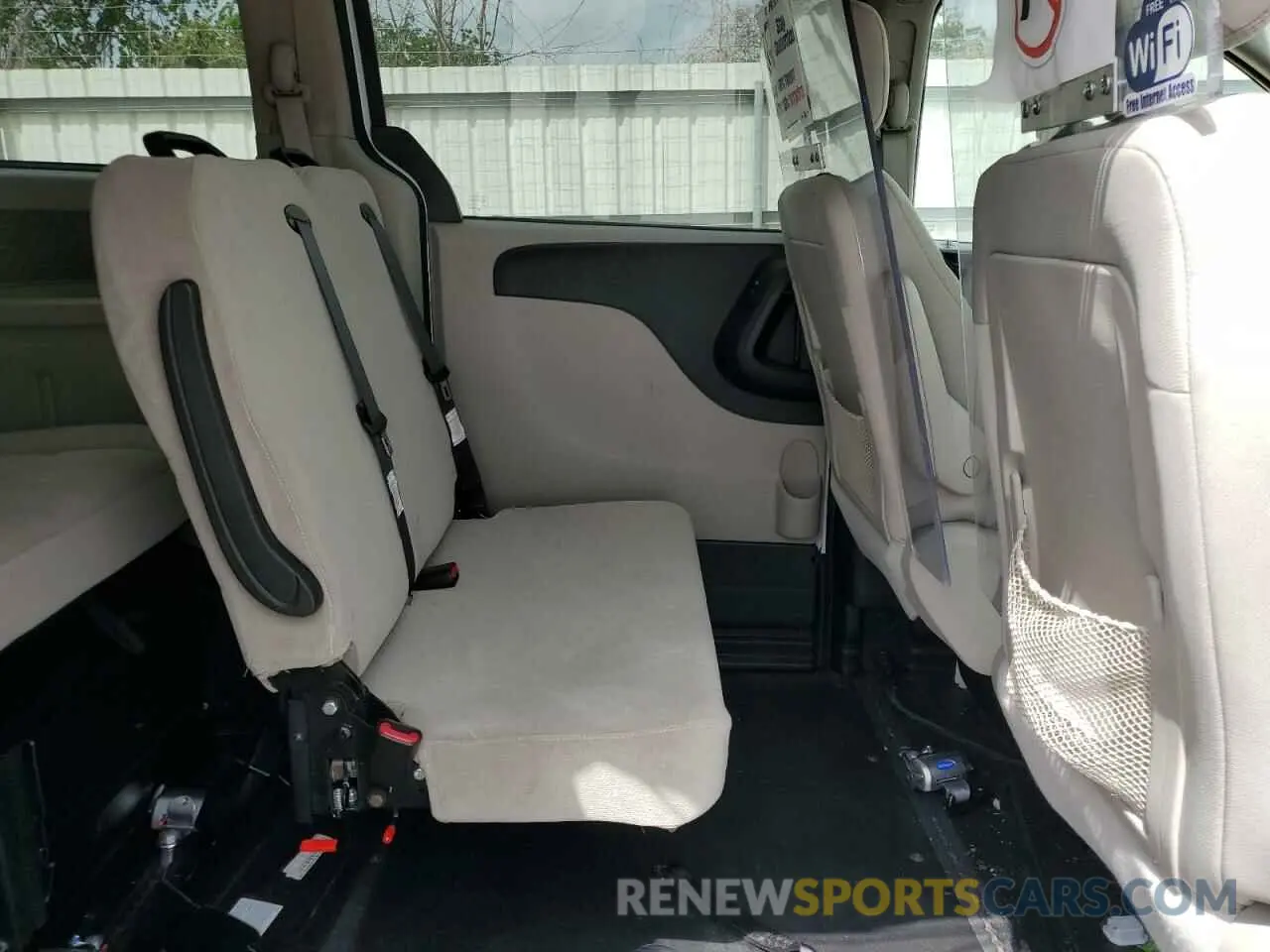 11 Photograph of a damaged car 2C7WDGBG6KR683769 DODGE CARAVAN 2019