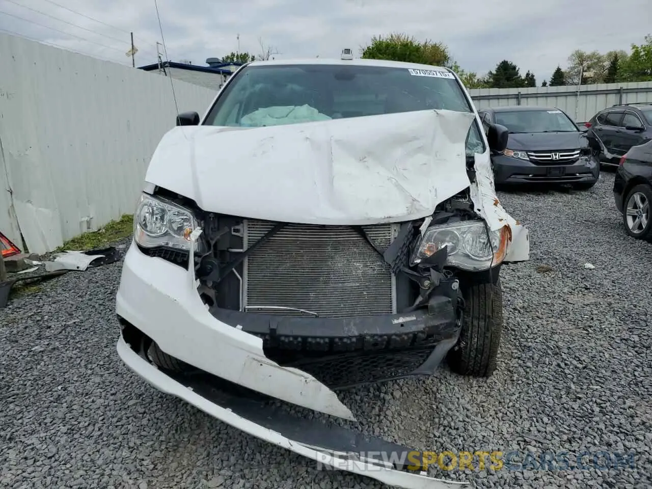 5 Photograph of a damaged car 2C7WDGBG6KR808382 DODGE CARAVAN 2019