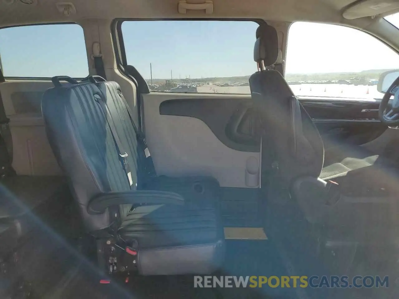 11 Photograph of a damaged car 2C7WDGBG9KR728462 DODGE CARAVAN 2019
