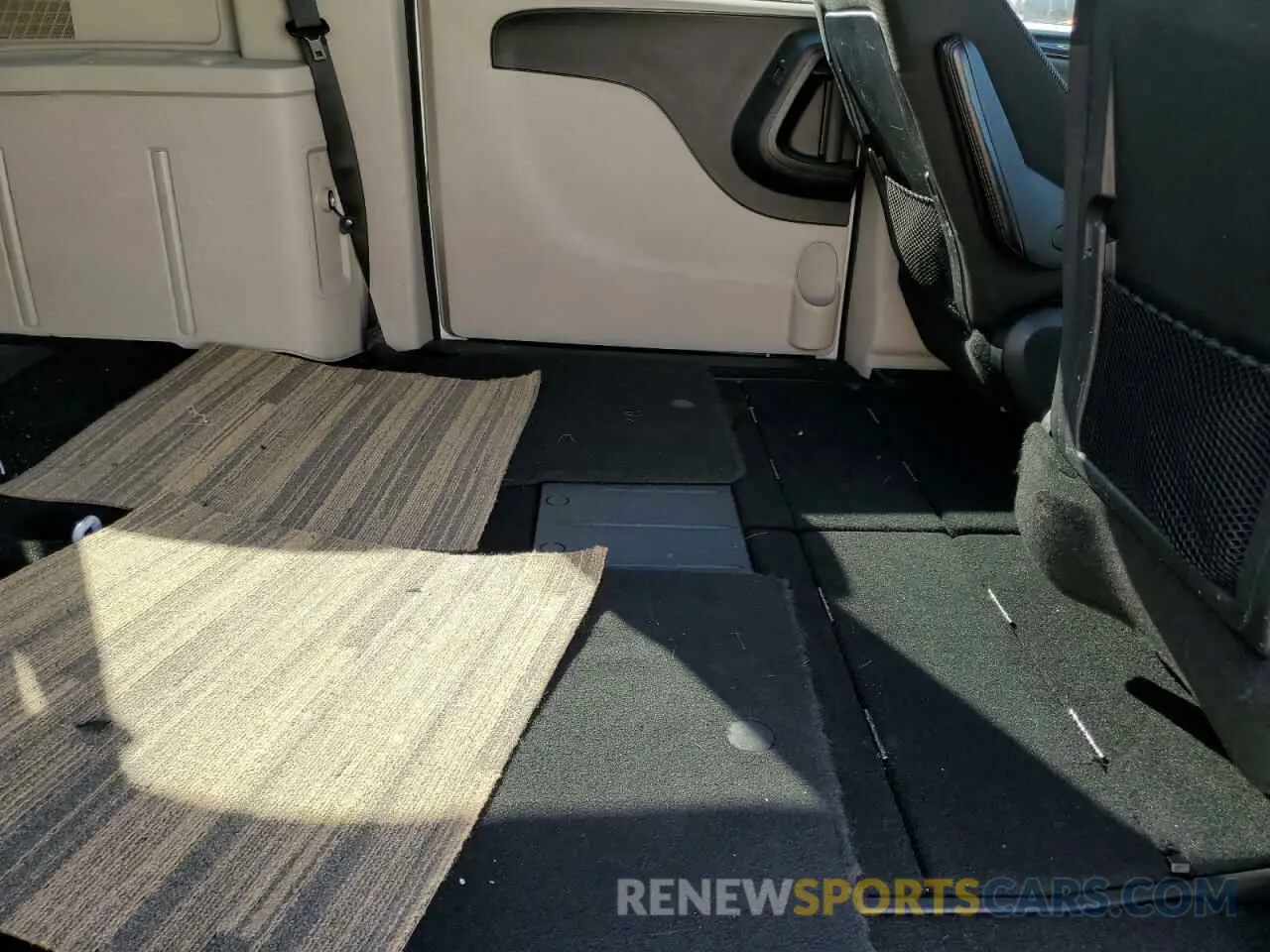 11 Photograph of a damaged car 2C4RDGBGXLR211411 DODGE CARAVAN 2020