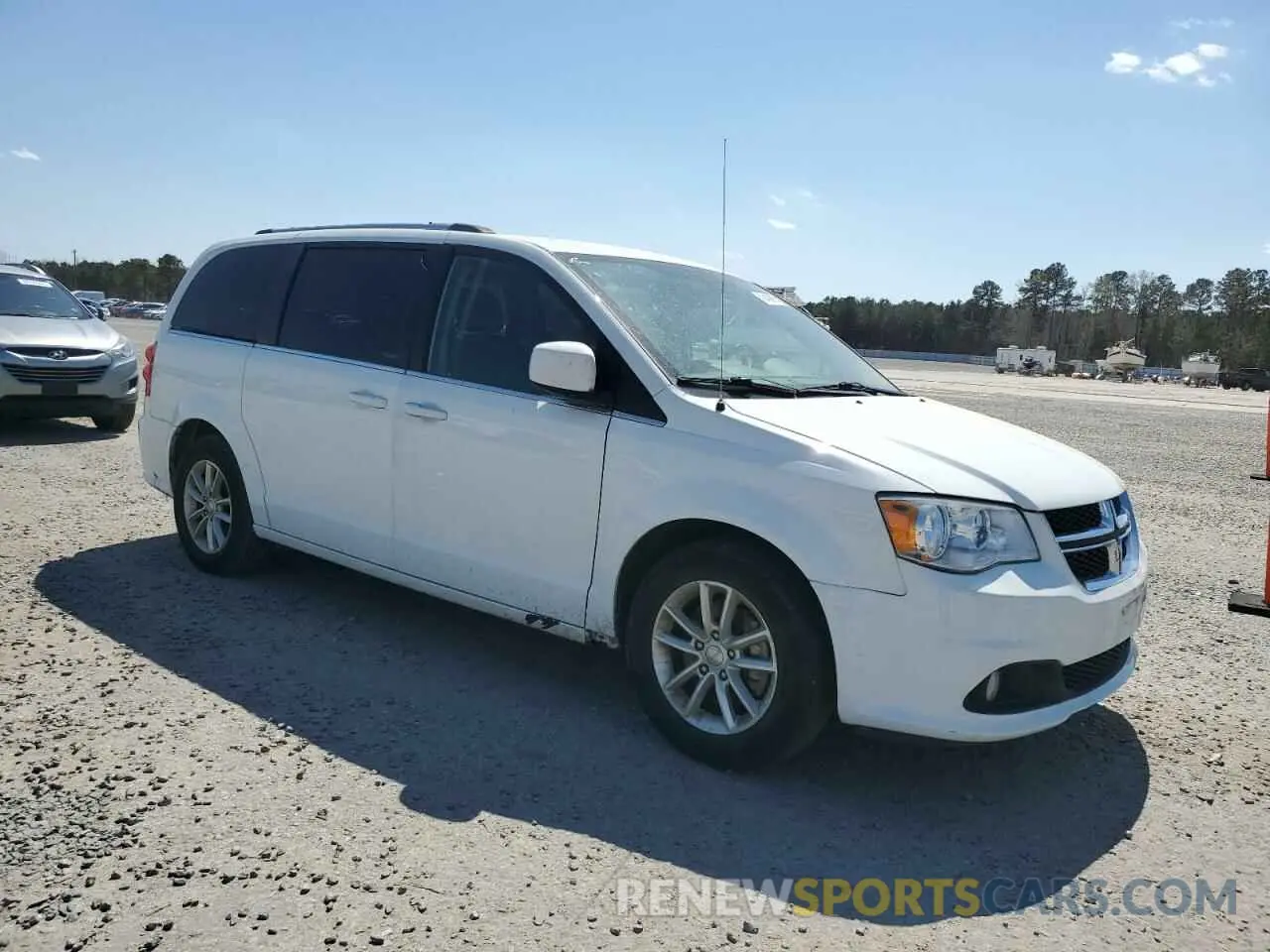 4 Photograph of a damaged car 2C4RDGCG5LR196704 DODGE CARAVAN 2020