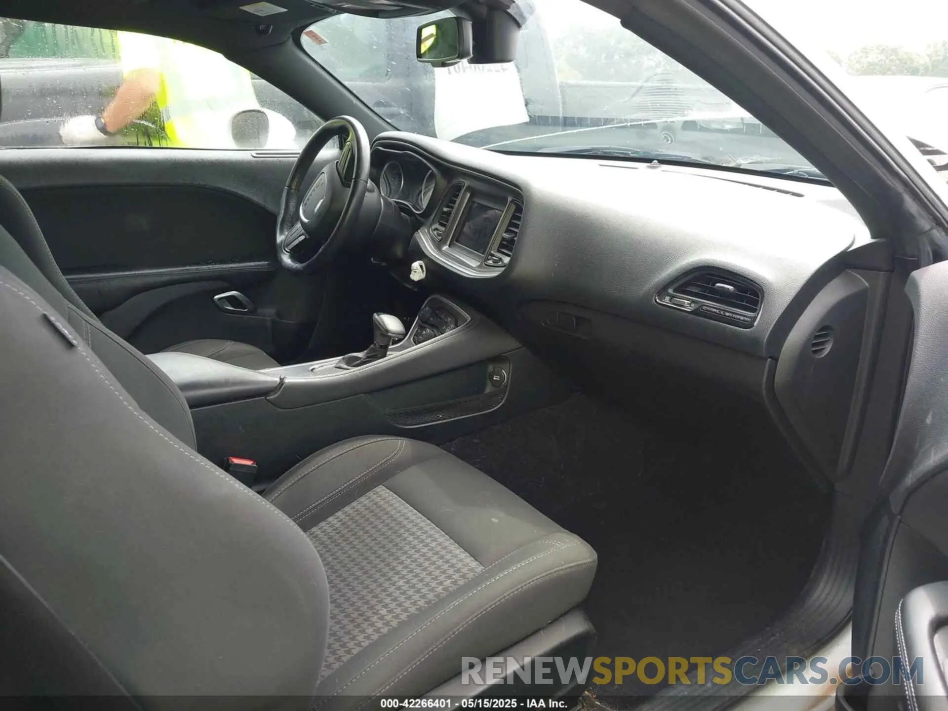 5 Photograph of a damaged car 2C3CDZAG7KH670018 DODGE CHALLENGER 2019