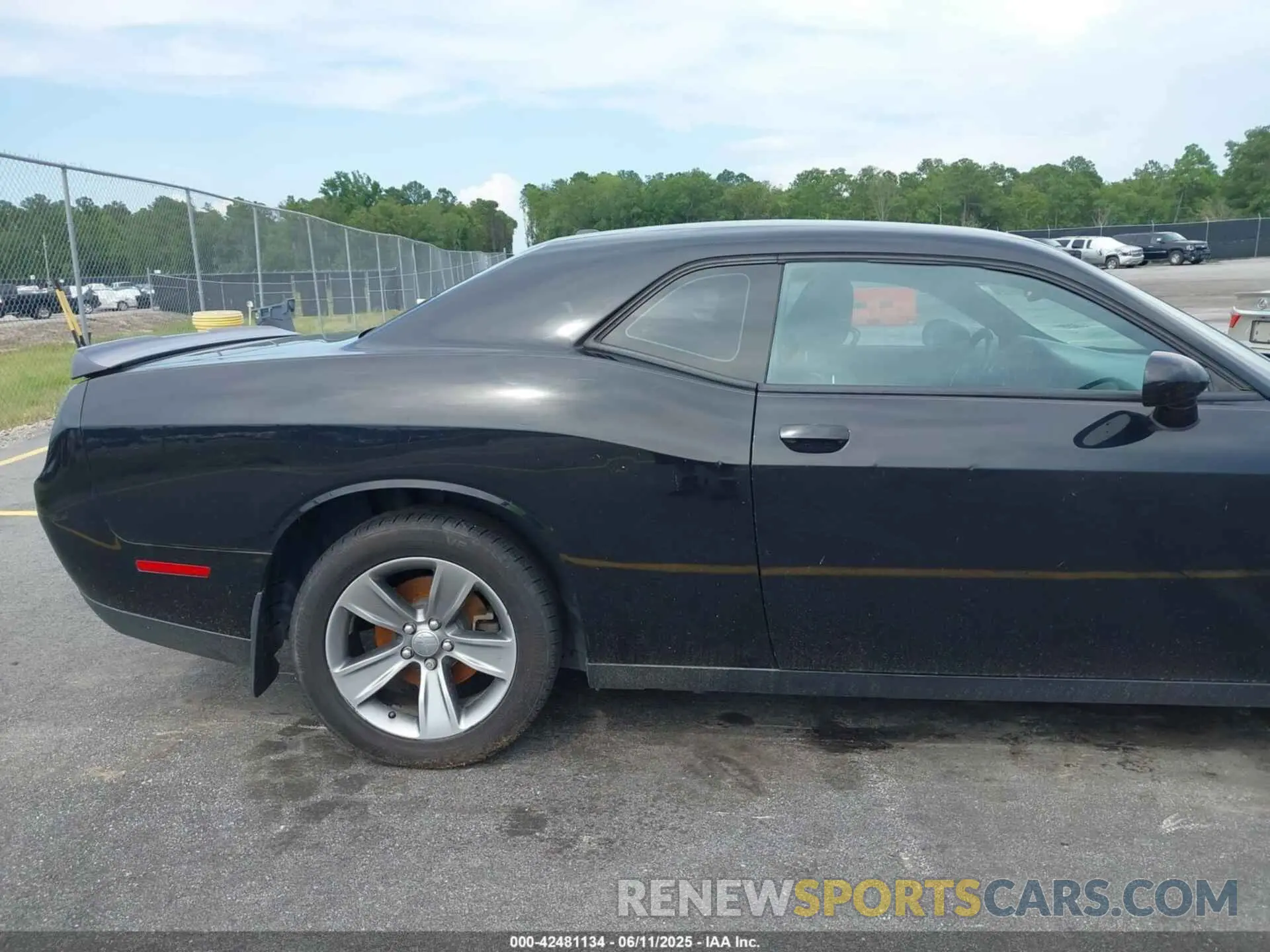 17 Photograph of a damaged car 2C3CDZAG9KH672207 DODGE CHALLENGER 2019