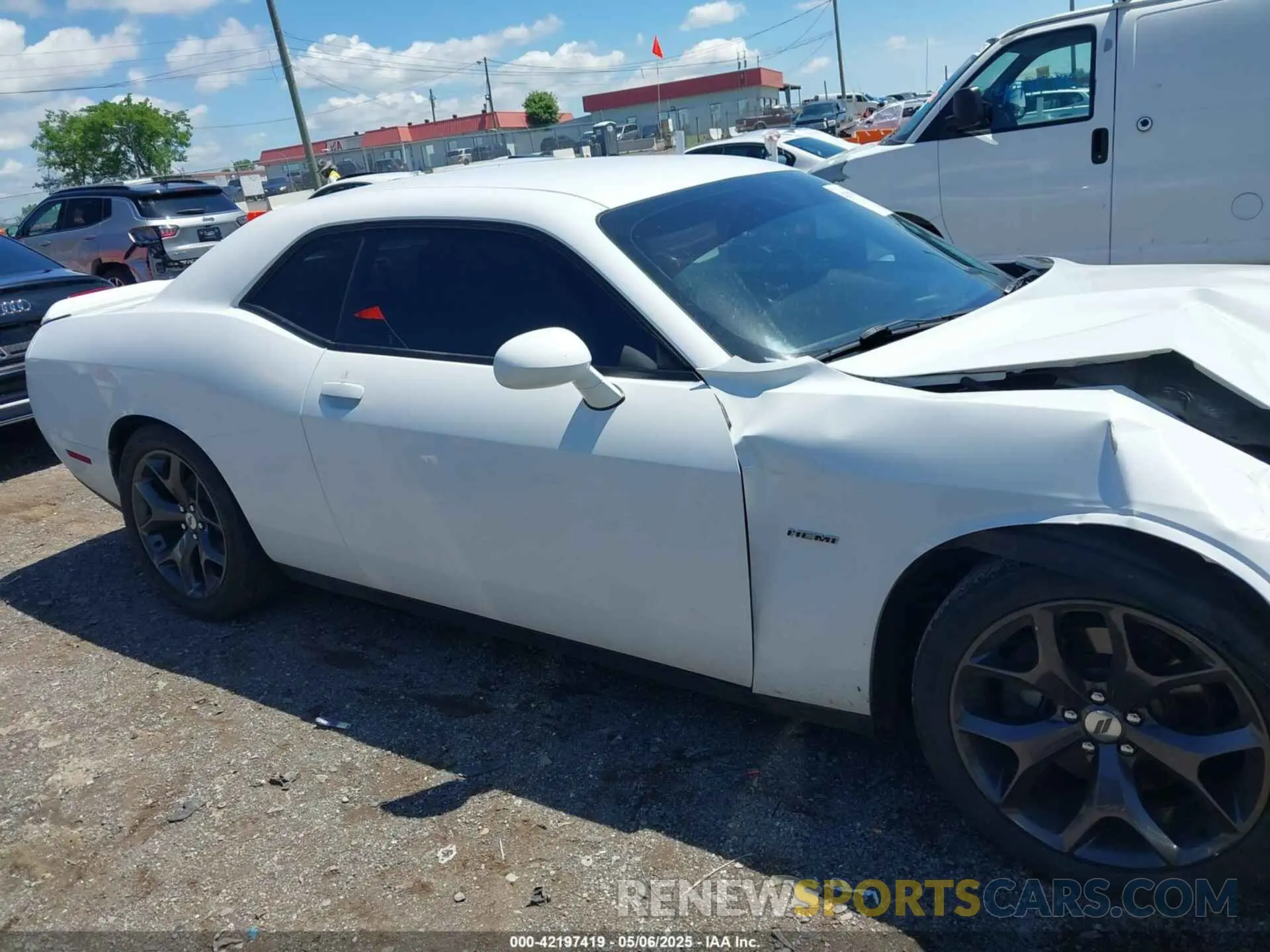 13 Photograph of a damaged car 2C3CDZBT1KH583498 DODGE CHALLENGER 2019