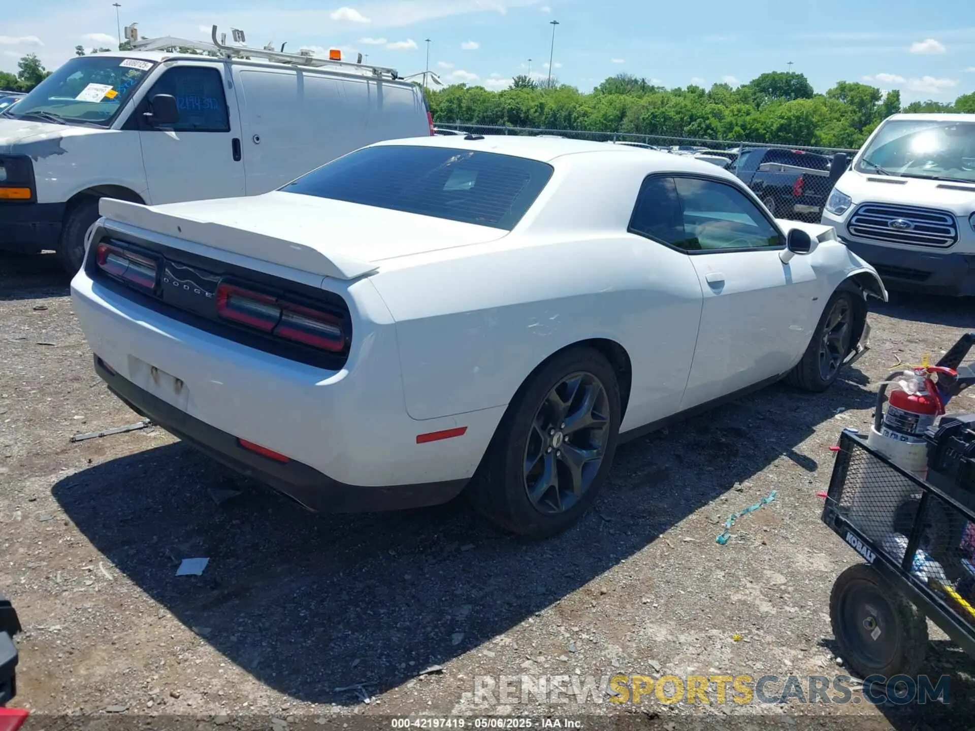 4 Photograph of a damaged car 2C3CDZBT1KH583498 DODGE CHALLENGER 2019