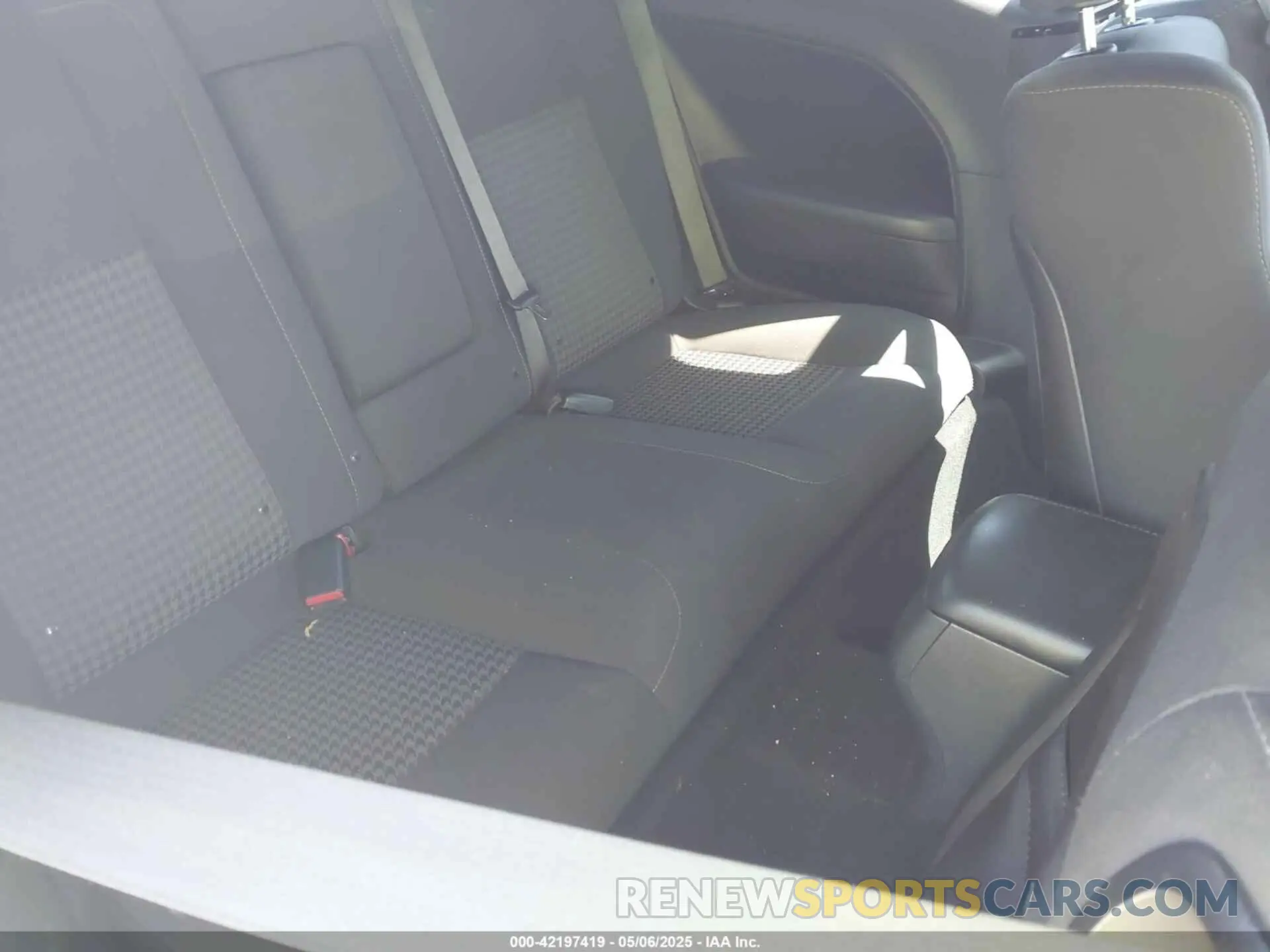 8 Photograph of a damaged car 2C3CDZBT1KH583498 DODGE CHALLENGER 2019